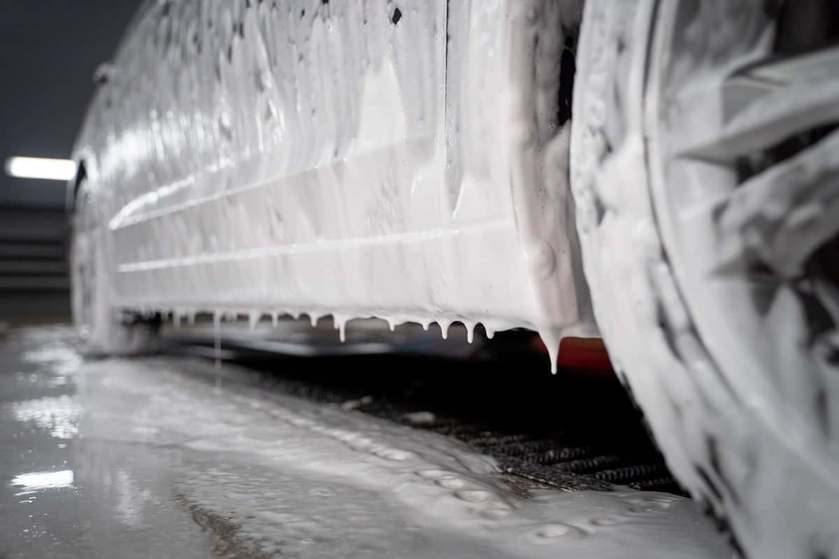 Кузов блестит, а днище ржавеет? Обычная мойка бесполезна — делаю раствор из лимонки и забываю о соли