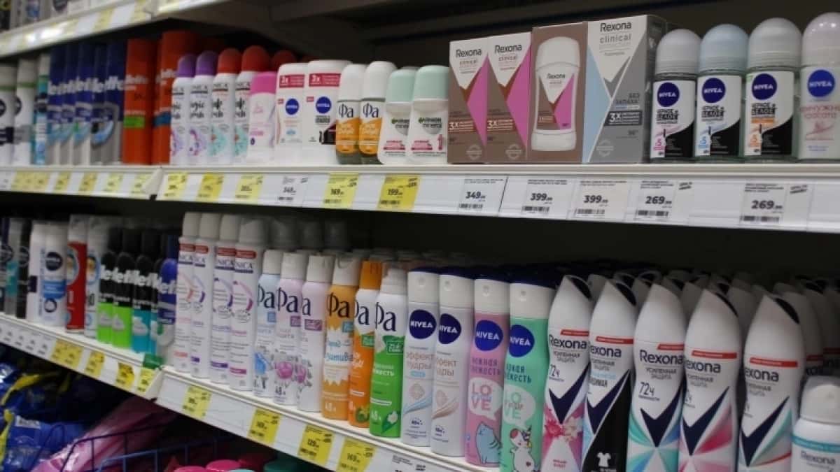 Хватит белых разводов на чёрных футболках: эксперты назвали 3 дезодоранта, которые не пачкают одежду