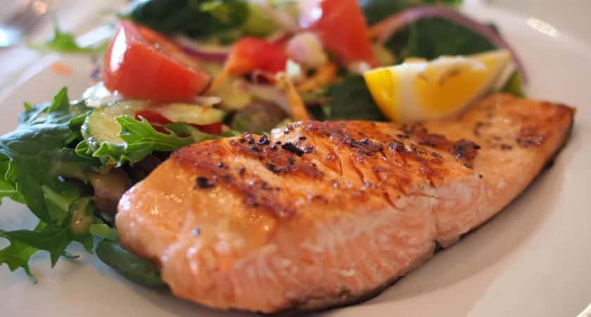 Замачиваю рыбу в простом рассоле перед жаркой: вкус — как в элитном ресторане, и ни намёка на запах