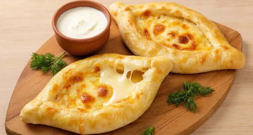 Воздушные хачапури с сыром за полчаса: простой рецепт творожного теста и обалденной начинки