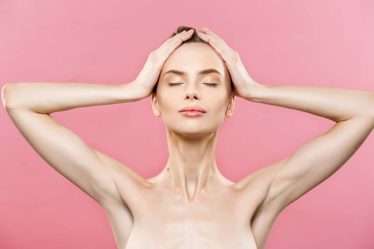 Смочите ватный диск и протрите подмышки — блокирует запах пота на весь день без химии