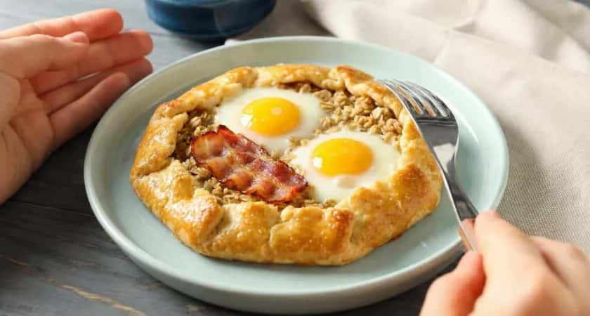 Завтрак за 5 минут: 1 стакан овсянки, 2 яйца, щепотка соли — и домочадцы сметают со сковороды