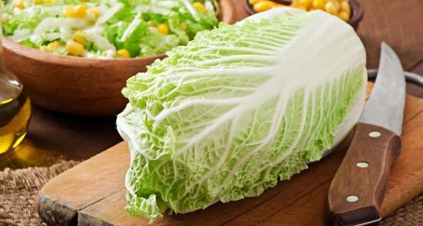 Секрет идеального салата за 5 минут: пекинка, креветки и соус из сметаны с чесноком — и тает во рту