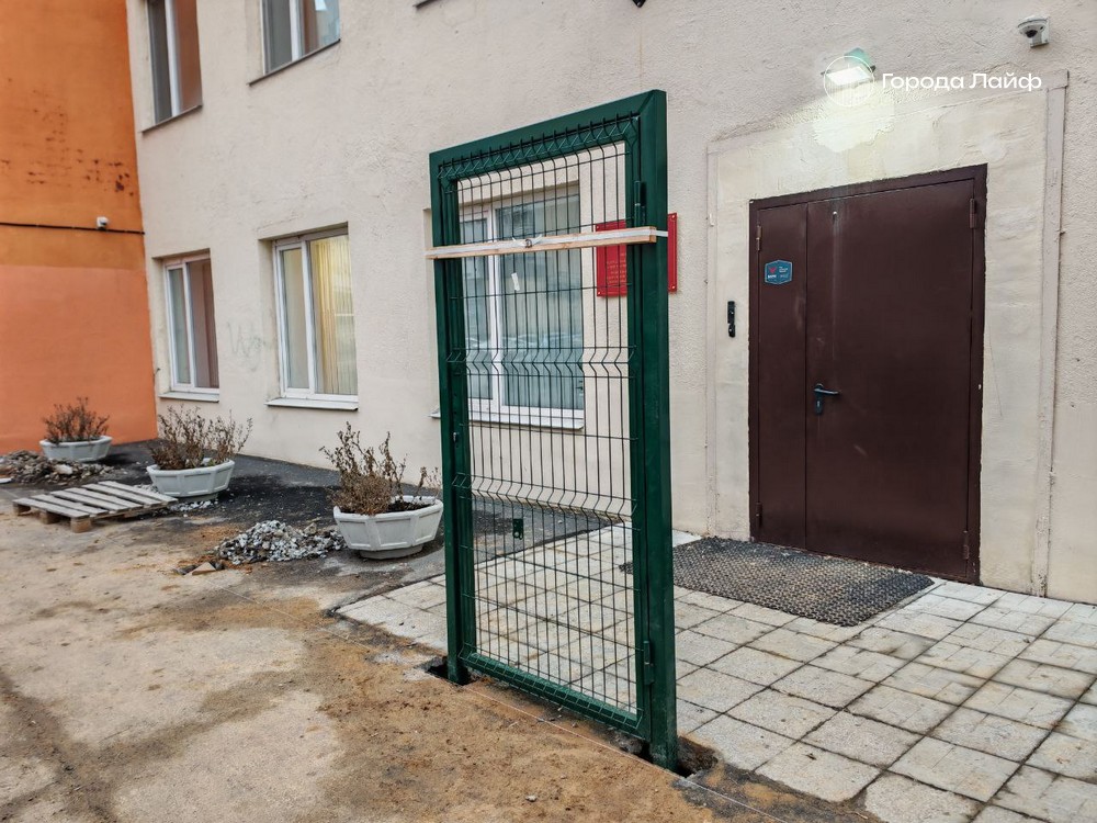 Необычная «калитка-мем» появилась у здания Минфина в Екатеринбурге. Видео | В Екатеринбурге у Минфина установили калитку, ставшую городским мемом