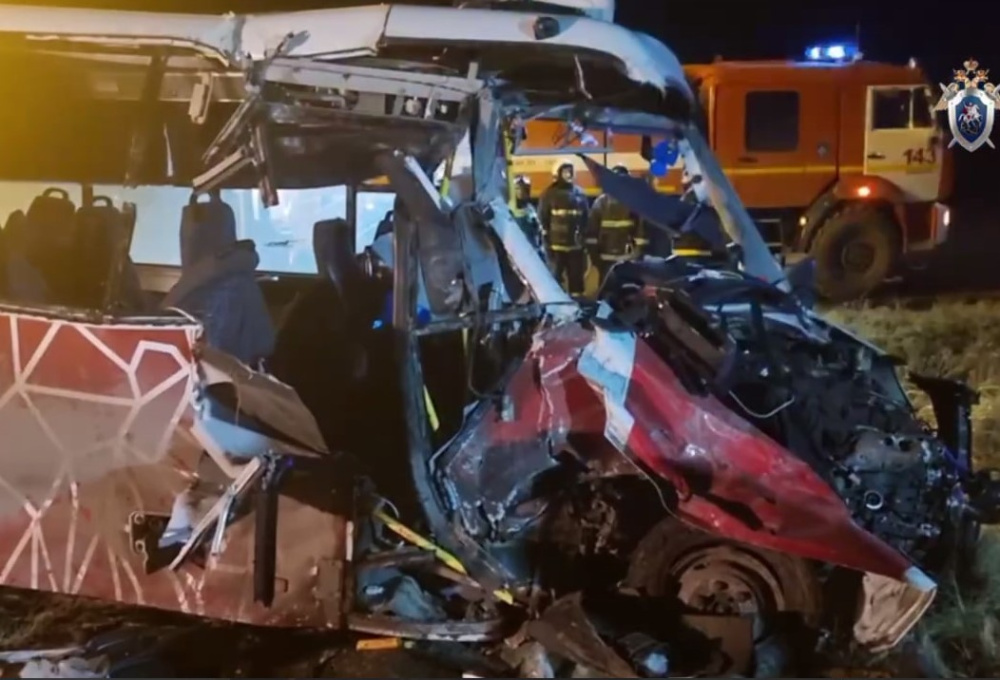 В Пермском крае семь человек погибли в ДТП с автобусом и грузовиком, ещё 12 пострадали | В Пермском крае в аварии автобуса и грузовика погибли 7 человек и пострадали 12