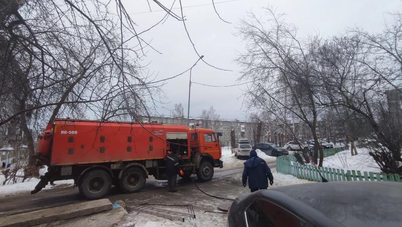 В Первоуральске сотрудники «Водоканала» устранили проблемы на двух участках города | Первоуральские сотрудники «Водоканала» решили проблему с прочисткой коллекторов