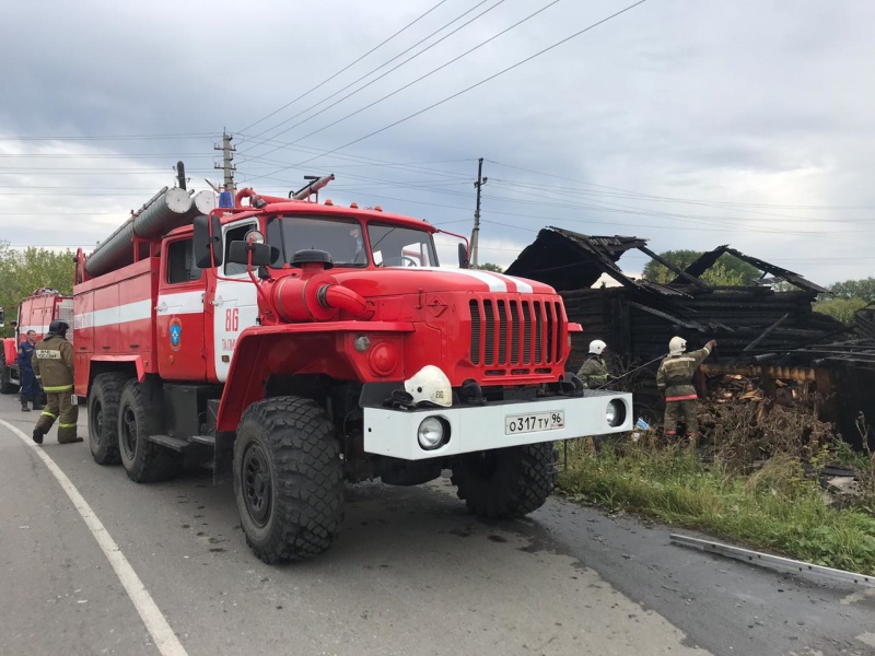 Вечером в Первоуральске сгорел частный жилой дом на две семьи
