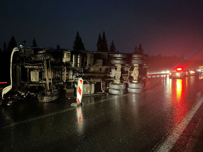 ДТП на трассе Пермь — Екатеринбург: FAW перевернулся на мокрой дороге | Под Екатеринбургом перевернулся грузовик FAW, пострадавших нет