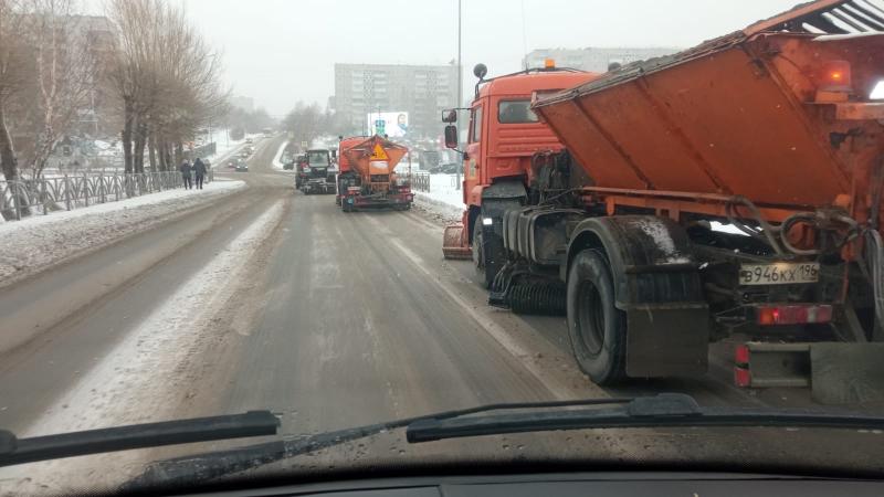 В Первоуральске вновь вышла техника для расчистки дорог | В Первоуральске ведутся работы по расчистке снега