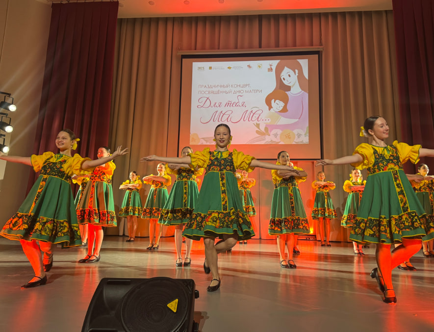 Золотые свадьбы и материнский подвиг: в Первоуральске вручили награды «Совет да любовь» и «Материнская доблесть» | В Первоуральске наградили многодетных матерей и супругов