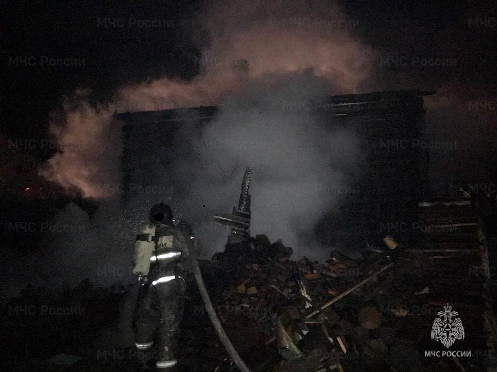 В Первоуральске сгорели кровли бани и жилого дома В Первоуральске сгорели кровли бани и жилого дома