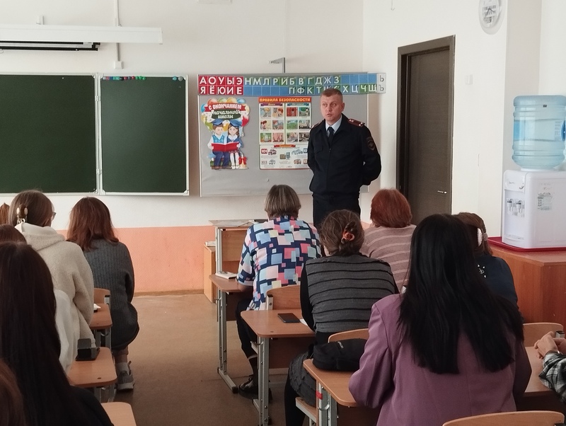 Профилактика мошенничества: начальник полиции Первоуральска провел беседу в школе | Первоуральский полицейский рассказал педагогам о мошенничестве