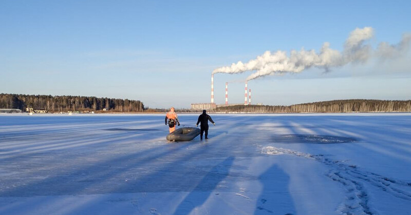 В Свердловской области мужчина провалился под лед | Рыбак провалился под лет Рефтинского водохранилища