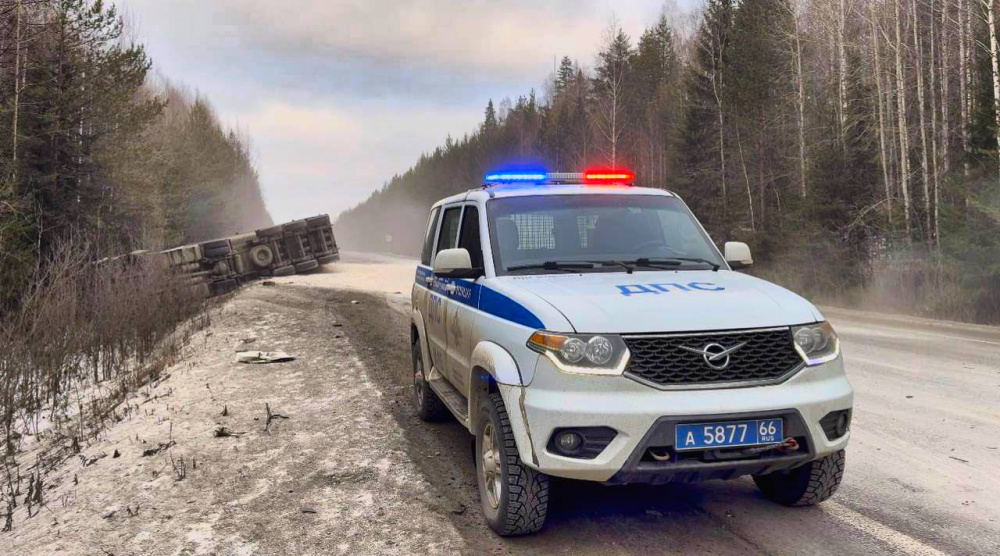 ДТП на трассе Екатеринбург — Серов: грузовик с известью и четыре автомобиля в столкновении | На трассе Екатеринбург — Серов столкнулись пять машин 