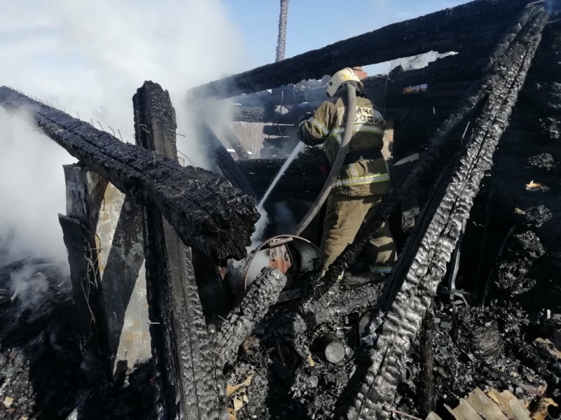 Под Первоуральском сгорел садовый дом
