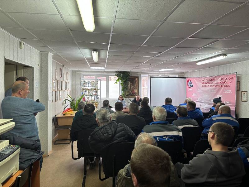 В Первоуральске сотрудники ГИБДД провели встречу с водителями скорой помощи | Первоуральские сотрудники ГАИ рассказали водителям скорой помощи о ПДД В Первоуральске сотрудники ГИБДД провели встречу с водителями скорой помощи | Первоуральские сотрудники ГАИ рассказали водителям скорой помощи о ПДД