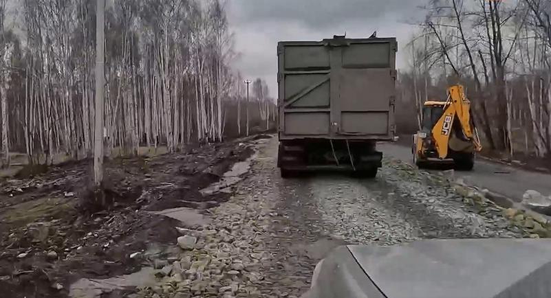 Ставка на ремонт: первоуральцы с прошлой зимы ждут окончания работ по ремонту дорог | В Первоуральске с прошлого года ждут ремонта дороги, которая ведет в Ревду Ставка на ремонт: первоуральцы с прошлой зимы ждут окончания работ по ремонту дорог | В Первоуральске с прошлого года ждут ремонта дороги, которая ведет в Ревду