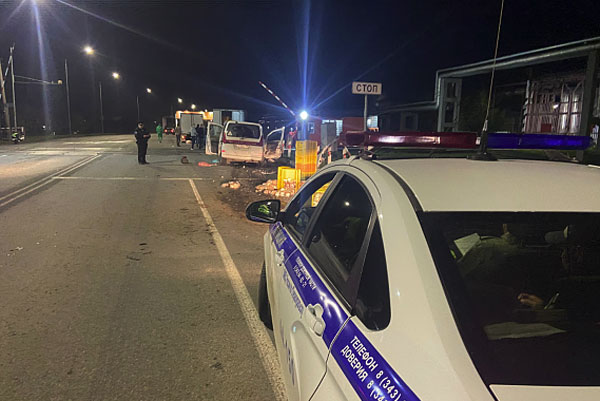 В Первоуральске ГИБДД выясняет причины ДТП, произошедшего у железнодорожного переезда В Первоуральске ГИБДД выясняет причины ДТП, произошедшего у железнодорожного переезда