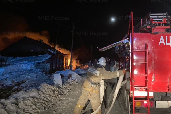 Ночью в Первоуральске сгорели садовый дом, баня и хозпостройки