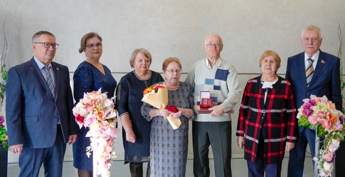 В Первоуральске наградили пар со семейным стажем более 50 лет  | Девять пар ветеранов из Первоуральска наградили знаком «Совет да любовь»