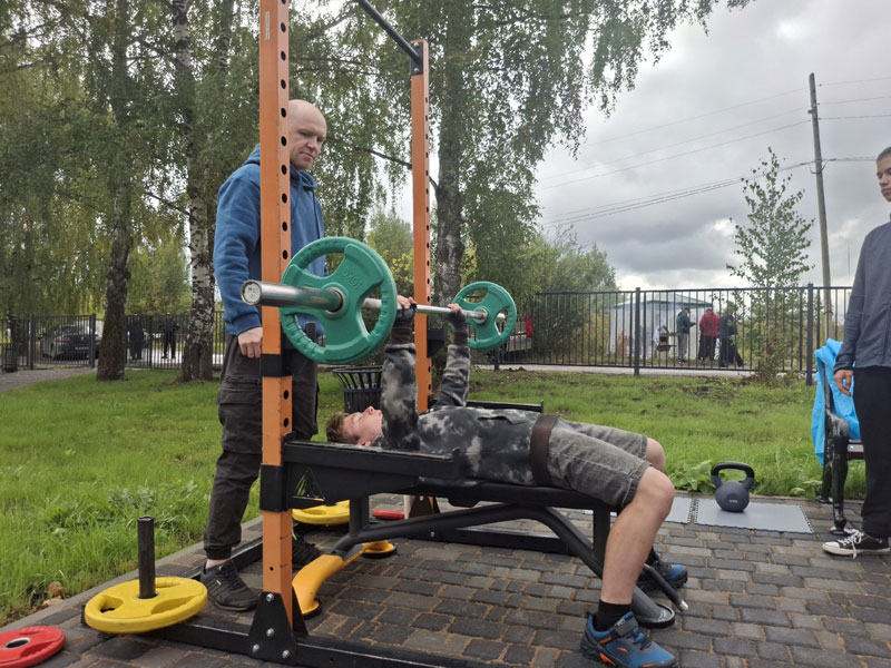 В Билимбае после благоустройства открыли исторический Правленский сад | Правленский сад под Первоуральском открылся после реконструкции: новые зоны отдыха и пирс у пруда