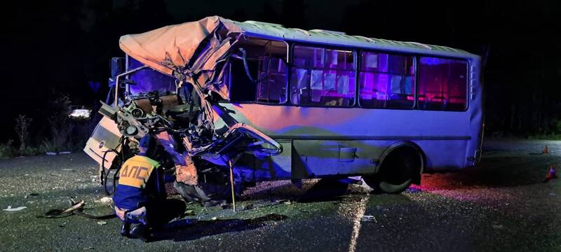 В Первоуральске грузовик столкнулся с пассажирским автобусом | На Урале тягач врезался в автобус В Первоуральске грузовик столкнулся с пассажирским автобусом | На Урале тягач врезался в автобус