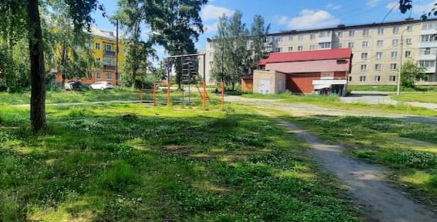 Жители поселка в Первоуральске просят благоустроить их двор | В Первоуральске обновят спортивную площадку в поселке Магнитка