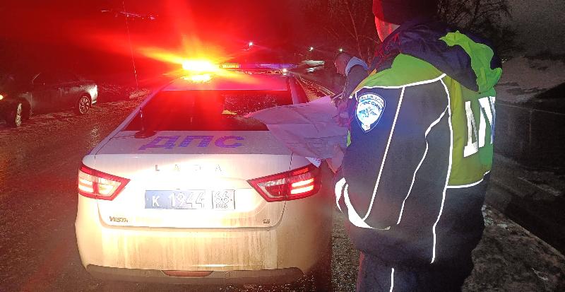 На Урале водитель сбил насмерть пешехода | В Свердловской области произошло смертельное ДТП