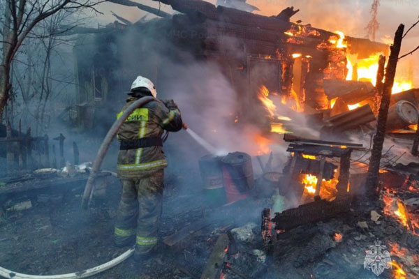 Накануне в поселке под Первоуральском в крупном пожаре сгорел дом и баня