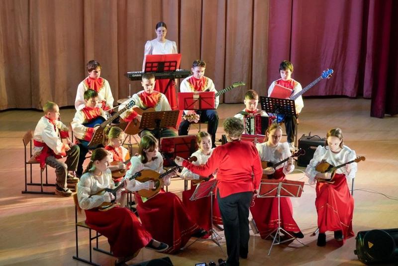 В Первоуральске стартовал молодёжный фестиваль «Перекрёсток» к 80-летию Победы | Юные первоуральцы продемонстрировали свои таланты на фестивале «Перекрёсток» 