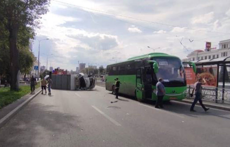 Рейсовый автобус «Екатеринбург — Первоуральск» попал в серьёзное ДТП | Авария с автобусом в Первоуральск: водитель пострадал, пассажиры чудом уцелели