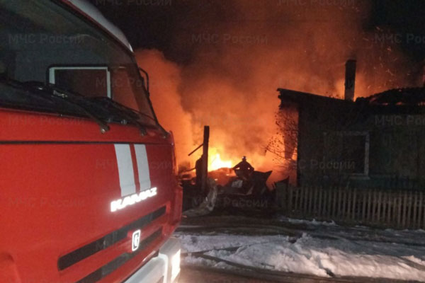 В Первоуральске в крупном пожаре сгорел частный жилой дом
