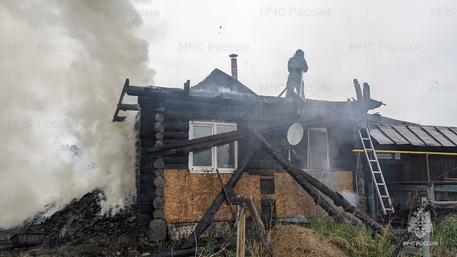 В Первоуральске огонь уничтожил баню и повредил дом В Первоуральске огонь уничтожил баню и повредил дом