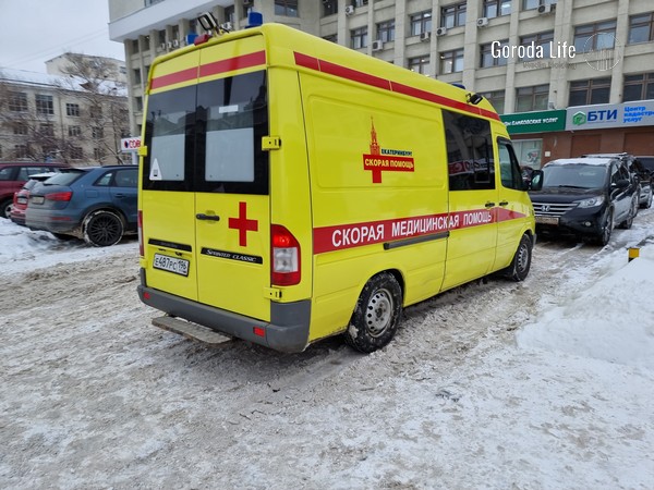 В ДТП с участием "Мазды" и ВАЗа госпитализирована несовершеннолетняя | На проспекте Космонавтов в Екатеринбурге пострадала 17-летняя девушка