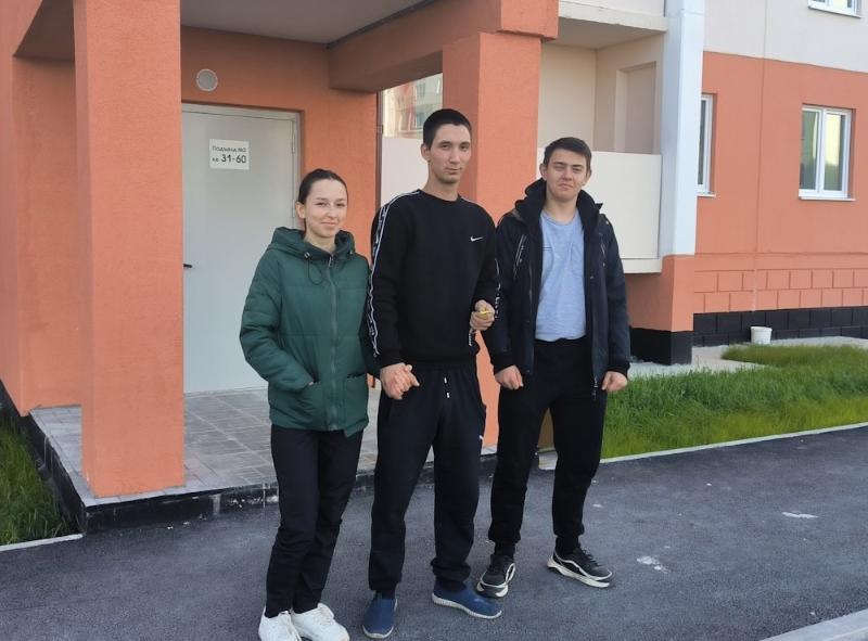 Более ста первоуральских сирот получили квартиры | Первоуральские дети-сироты получили жилье