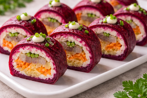 «Сельдь под шубой» по-новому: сворачиваю классическую закуску в яркие роллы — красиво и очень вкусно