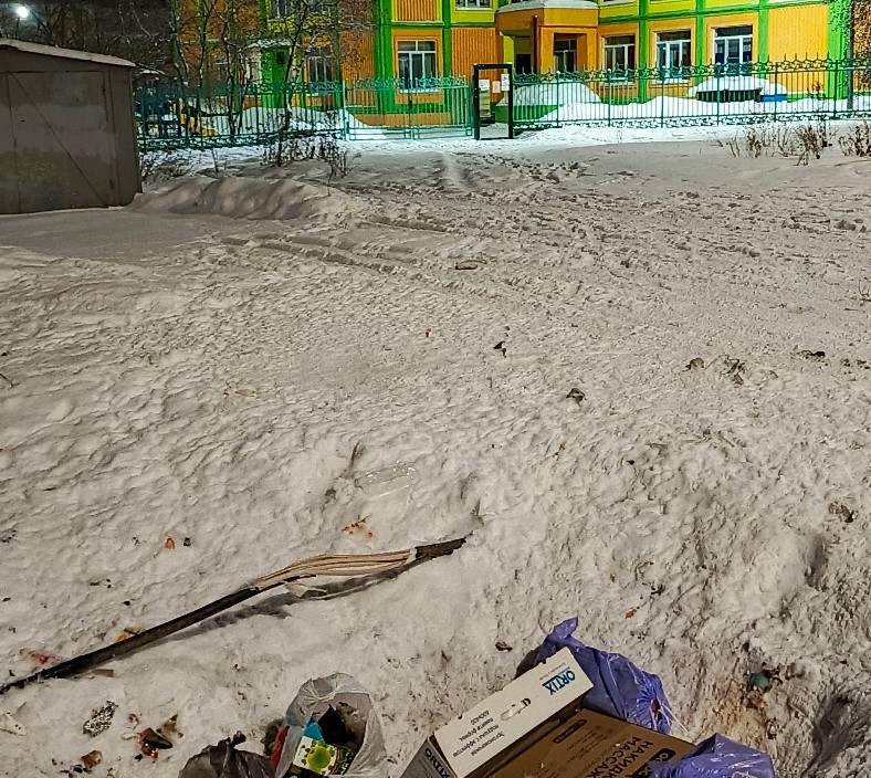 В Первоуральске местные жители пожаловались на оголенный высоковольтный кабель на дороге | Первоуральцы пожаловались на торчащий кабель возле трансформатора