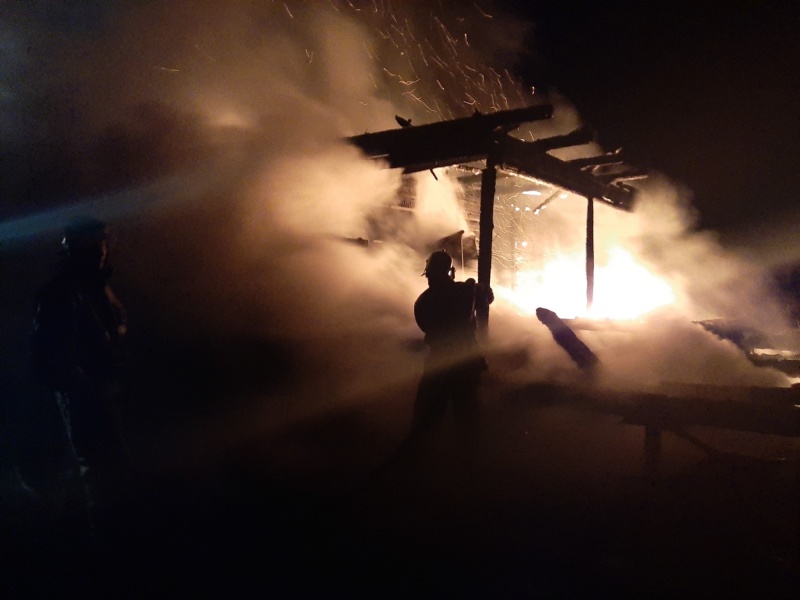 Накануне под Первоуральском сгорели баня, садовый дом и хозпостройки