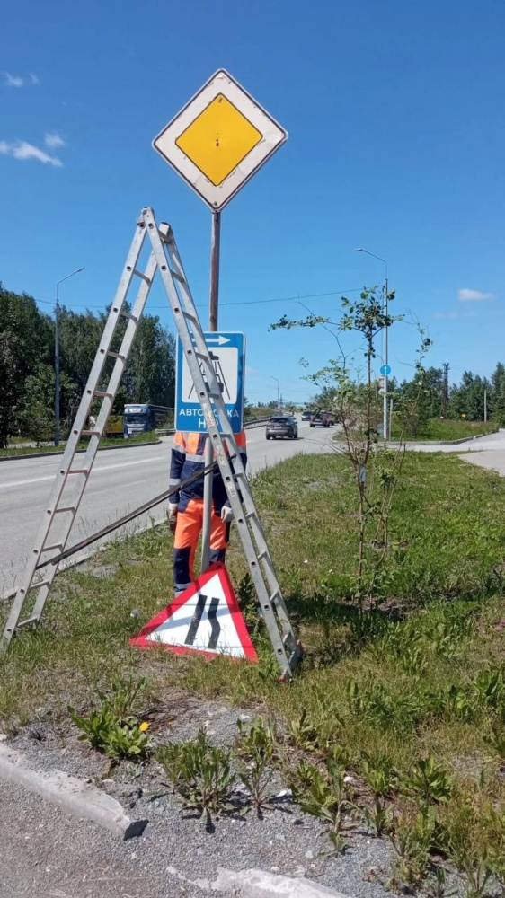 В Первоуральске проводят ремонт дорожных знаков | Комплексная работа по ремонту дорожных знаков проводится в Первоуральске