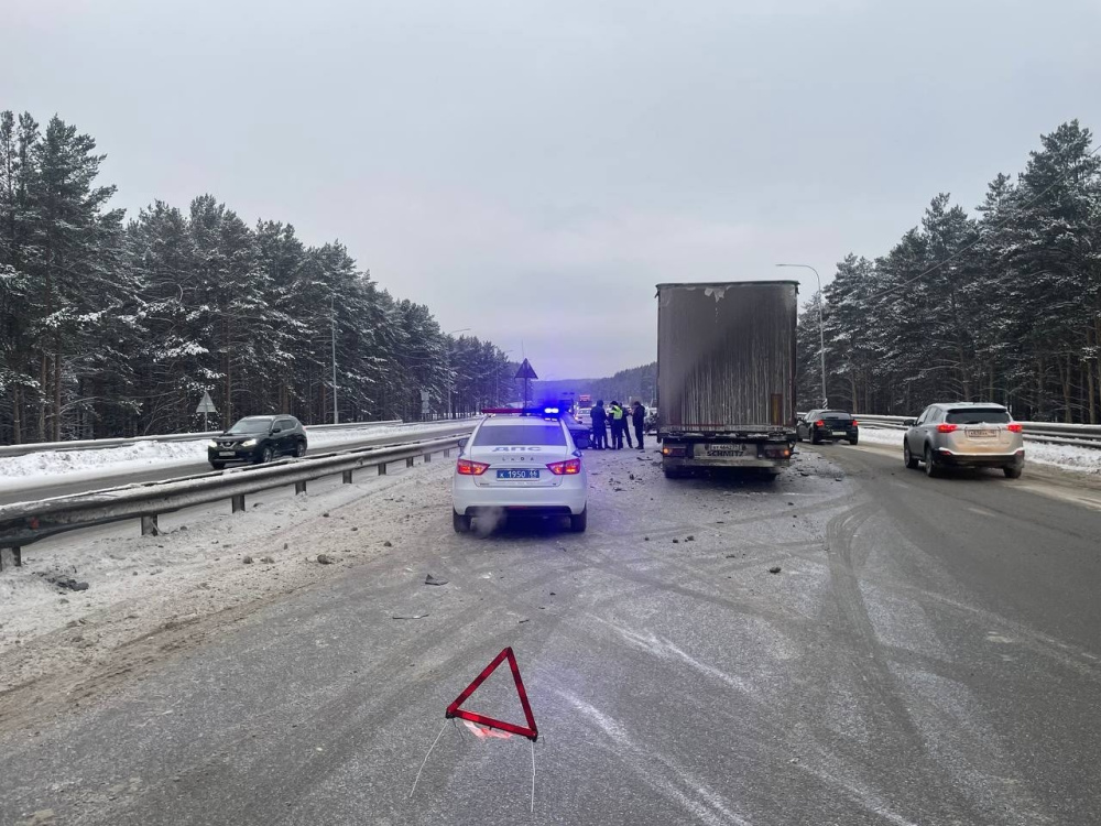 Пять автомобилей и пробка в сторону Перми: как в Первоуральском районе утром случилось массовое ДТП | В Первоуральском районе на трассе Пермь-Екатеринбург произошло массовое ДТП
