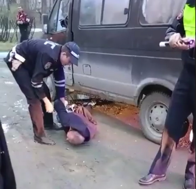 В Первоуральске мужчина остановил пьяного водителя, мчавшегося по двору, где играли дети | На Урале мужчина остановил пьяного водителя, мчавшегося по двору, где играли дети