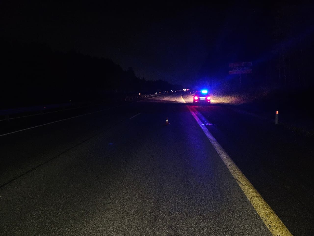 Возле Первоуральска автомобиль переехал лежащему мужчине ноги и скрылся 