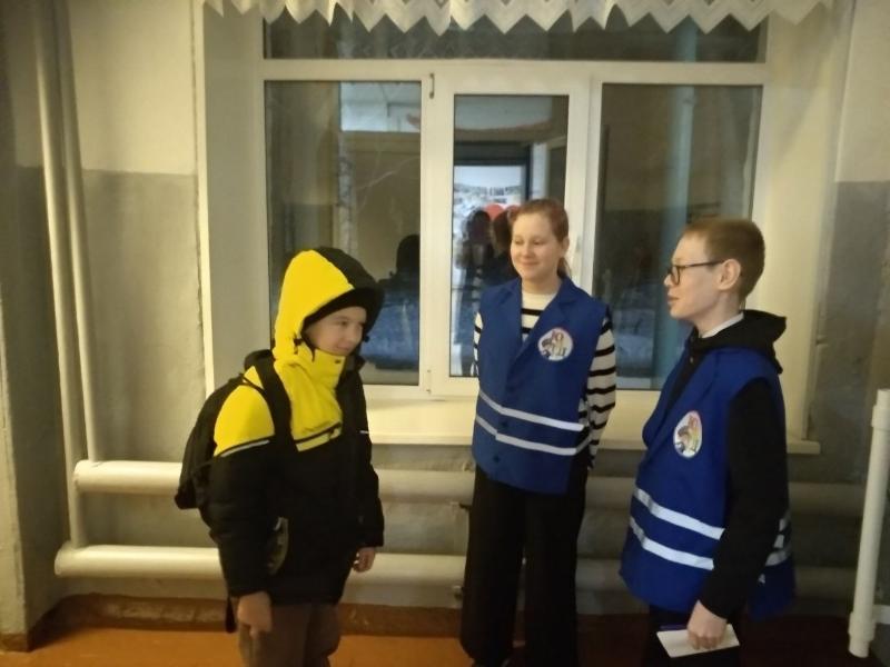 В Свердловской области юные инспекторы движения провели акцию в школах региона | Уральские отряды ЮИД проверили у школьников световозвращающие элементы