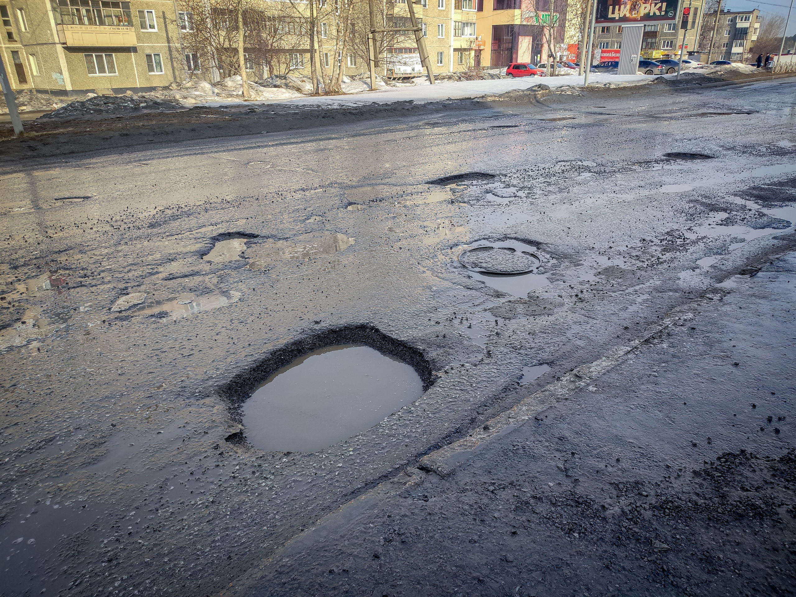 Первоуральцы пожаловались на яму размером более метр | На Урале показали метровую дорожную яму