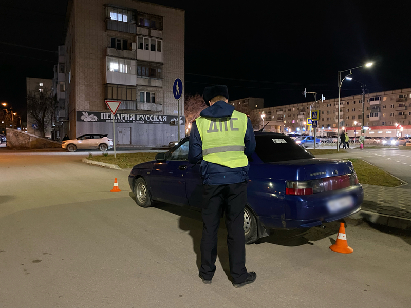 В Каменске-Уральском водитель сбил женщину и ребенка | На Урале начинающий водитель сбил женщину с ребенком