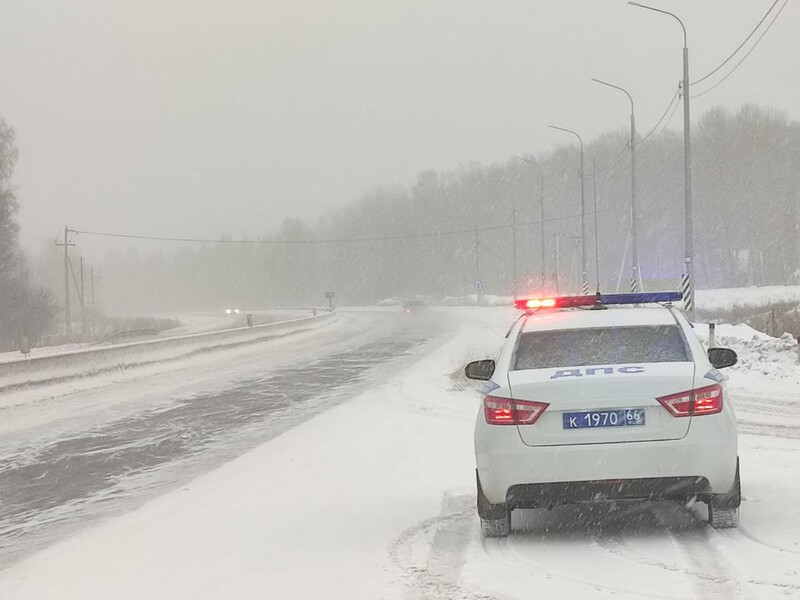ГИБДД Свердловской области предупреждает об осложнениях на трассе «Пермь-Екатеринбург» | Госавтоинспекция предупреждает уральских водителей о рисках из-за снегопада