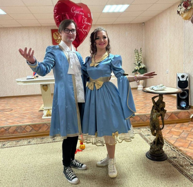 В Первоуральске прошла костюмированная свадьба театралов в стилистике «Золушки» | Первоуральская пара сыграла свадьбу в театральных костюмах из «Золушки»