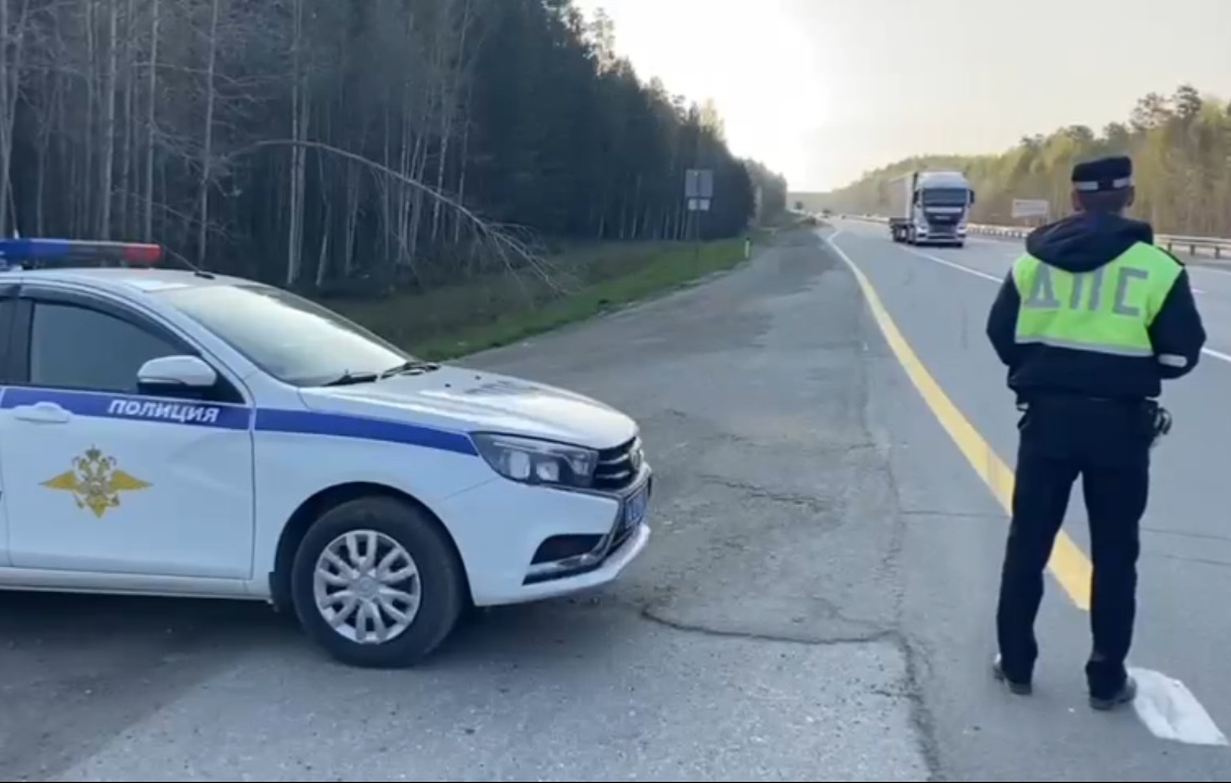 Под Первоуральском легковая машина столкнулась с грузовиком, есть погибшие Под Первоуральском легковая машина столкнулась с грузовиком, есть погибшие