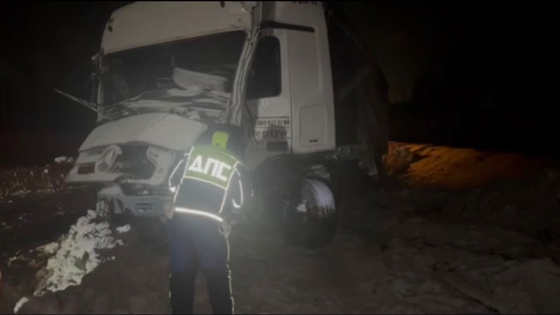 На трассе М-12 под Первоуральском столкнулись три грузовика | На трассе М-12 под Первоуральском столкнулись три фуры На трассе М-12 под Первоуральском столкнулись три грузовика | На трассе М-12 под Первоуральском столкнулись три фуры