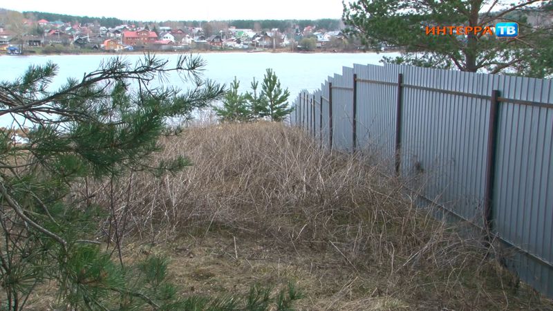 Жители поселка Пильная оказались лишены возможности спокойно посещать местный водоем | Жители поселка под Первоуральском оказались лишены возможности спокойно посещать местный водоем